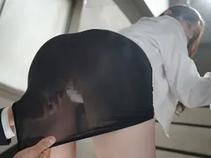 Lén lút bú buồi anh rể khi chị gái làm việc