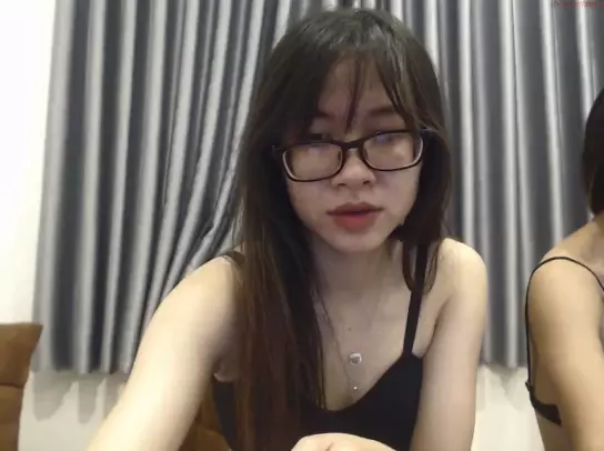 Một cảnh nổi tiếng của một nhóm quan hệ tay ba. Hai cô gái xinh đẹp được mời đến dự tiệc với số tiền lớn. Cả hai đều trẻ, đẹp và có thân hình đẹp. Họ hợp tác rất tốt và hét rất to. Hai người thay phiên nhau làm việc đó. Cảnh tượng này thật dâm ô và không thể chịu đựng được.
